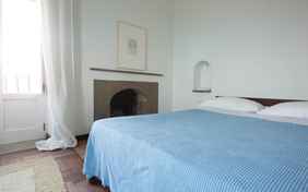 Das Doppelbett direkt am Kamin, geht schelchter oder? 